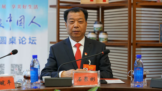 石聚彬 全國(guó)人大代表、好想你健康食品股份有限公司黨委書(shū)記、董事長(zhǎng)兼總經(jīng)理